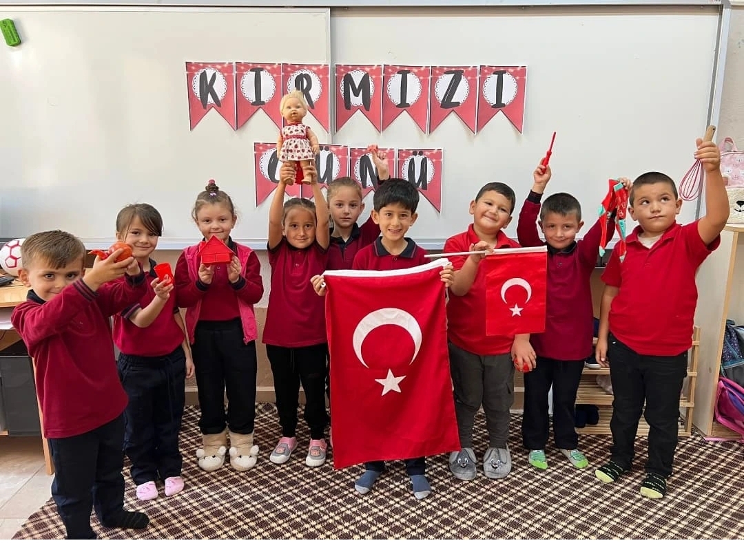 Tokuşlar İlkokulu’nda “Kırmızı Günü” etkinliği