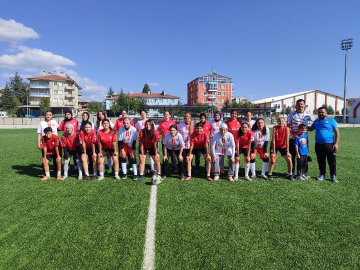 Taşoluk Belediyespor Kadın Futbol Takımı İhsaniye’de Genç Yetenekleri Keşfetti!