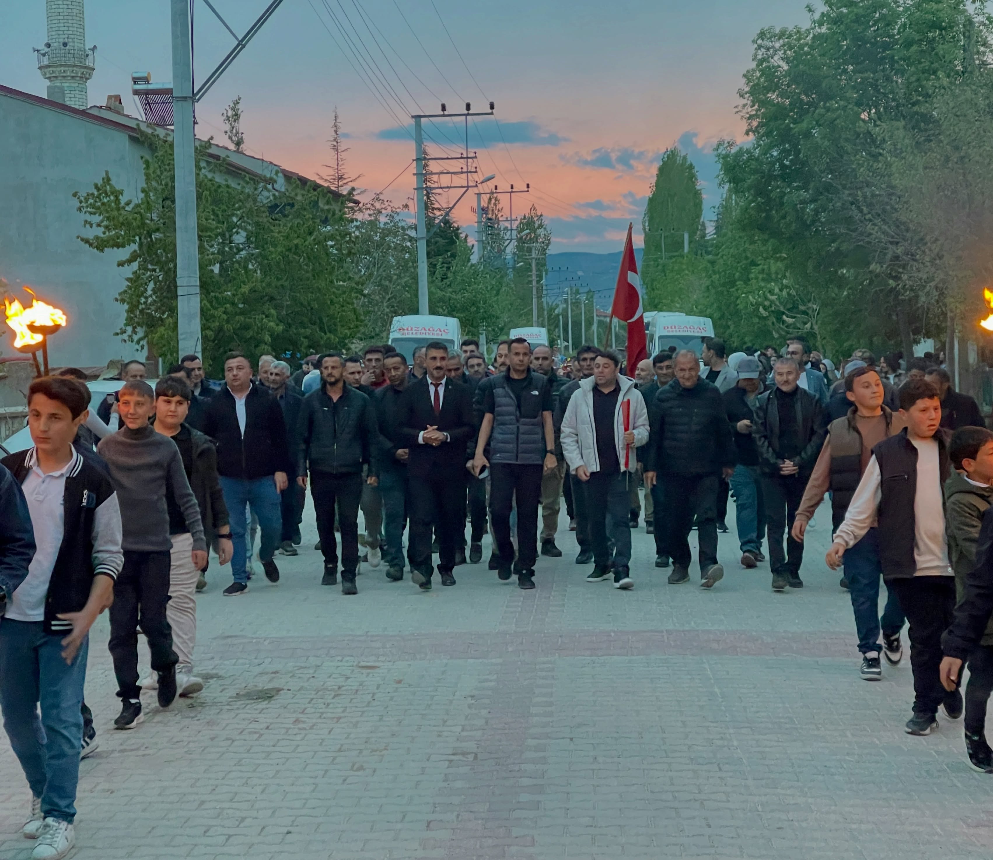 Sinanpaşa ve Düzağaç’ta 19 Mayıs Coşkusu Fener Alayıyla Taçlandı