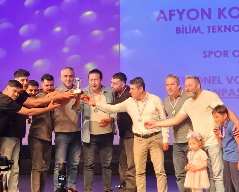 Sinanpaşa MYO Voleybol Takımı Şampiyonluk Kupasını Aldı