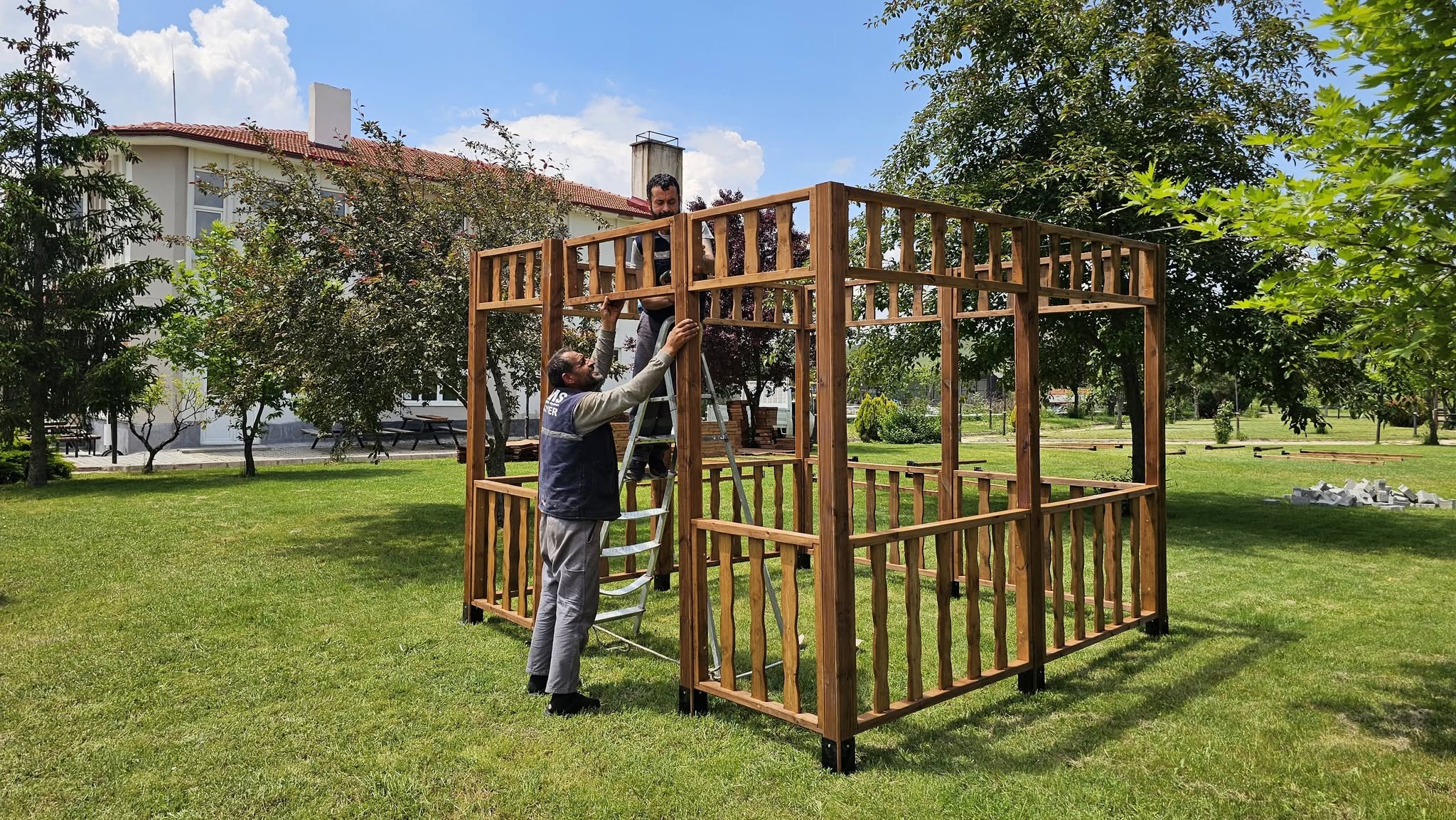 Serban Belediyesi Park Alanına Yeni Kamelyalar Kazandırıyor